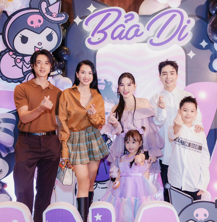 Trên trang cá nhân, ca sĩ Thu Thủy đăng tải loạt ảnh chụp tại sinh nhật của con gái cưng. Sự kiện này có sự tham gia của nhiều nhân vật đình đám của showbiz, trong đó có siêu mẫu Anh Thư. Đáng chú ý, nữ siêu mẫu được cho đến dự tiệc sinh nhật của con gái Thu Thủy cùng bạn trai tin đồn. Cả hai còn bị phát hiện diện trang phục đồng bộ, mang tông màu nâu chủ đạo. Danh tính của nhân vật này cũng nhanh chóng được người hâm mộ ra sức tìm kiếm.