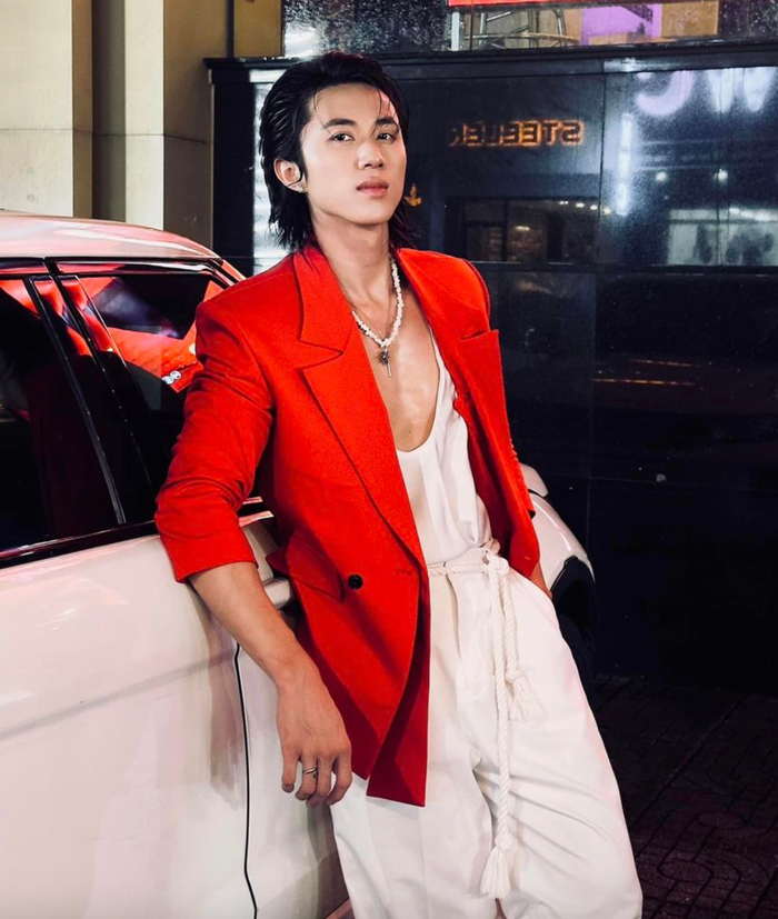 Rayo ghi điểm với gương mặt góc cạnh, điển trai. Nam ca sĩ theo đuổi phong cách lãng tử bằng việc nuôi tóc dài và diện những trang phục đơn giản. Được biết, bạn trai tin đồn của Anh Thư cao đến 1m85. Với con số chiều cao khủng cùng ngoại hình thu hút, Rayo nhận được nhiều lời mời đóng phim, chụp ảnh quảng cáo... Tuy nhiên, Rayo chỉ tập trung theo đuổi, phát triển con đường âm nhạc.