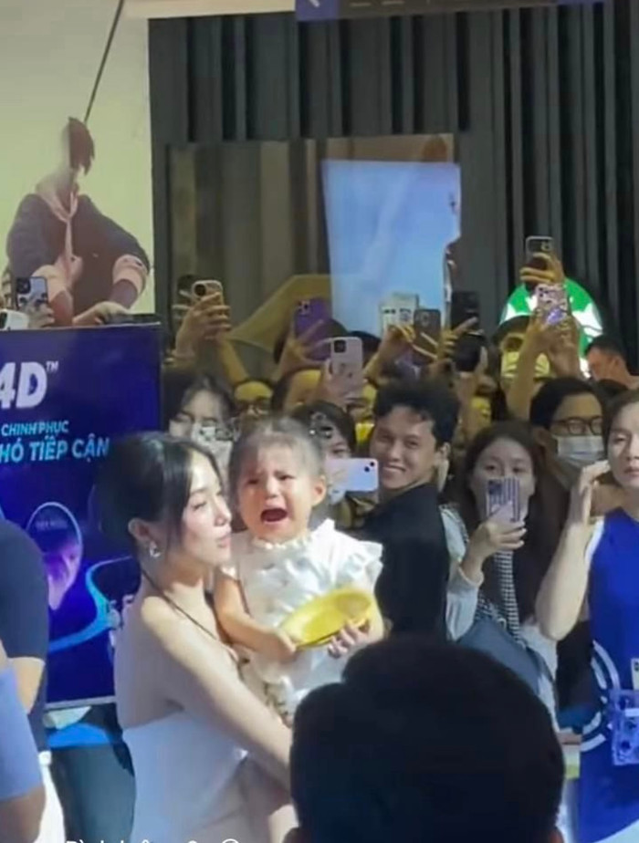 Bố mẹ của bé Pam bị chỉ trích khi con gái khóc lớn vì hoảng loạn vẫn tiếp tục giữ bé ở sự kiện.