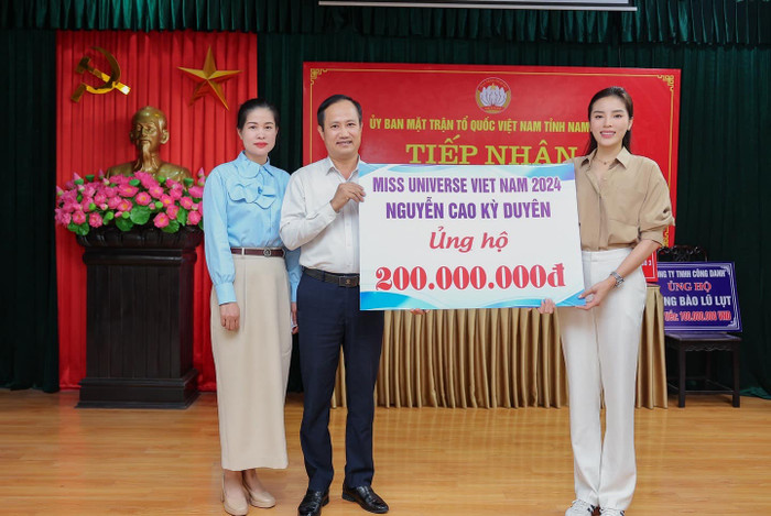 Hoa hậu Kỳ Duyên ủng hộ 200 triệu đồng cho Ủy ban Mặt trận Tổ quốc Việt Nam tình Nam Định.