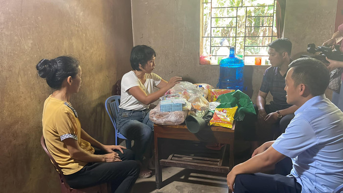 Nữ ca sĩ cho biết cô đã chi đến âm tiền sau khi đi cứu trợ ở nhiều nơi.