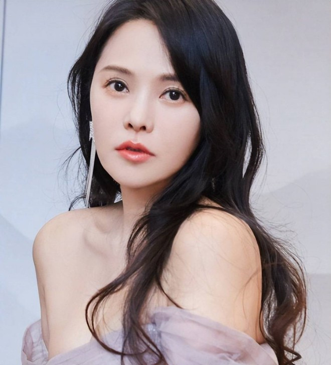 Sắc vóc của Y Năng Tịnh ở tuổi U60 được nhiều khán giả khen ngợi, không có nhiều dấu hiệu lão hóa.