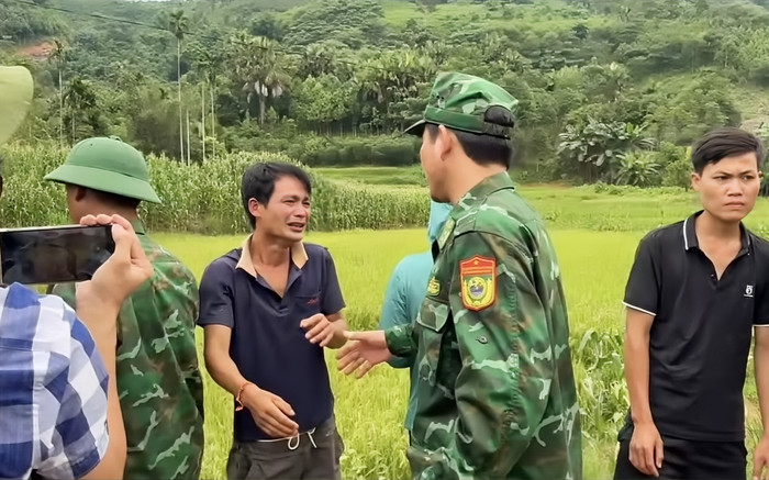 Anh Hoàng Văn Thới bật khóc nức nở, chia tay các chiến sĩ rời Làng Nủ Ảnh 2
