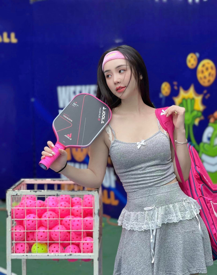 Trước đó, Quỳnh Kool từng nhận về nhiều chỉ trích về trang phục có chi tiết ren khi chơi pickleball.&nbsp;