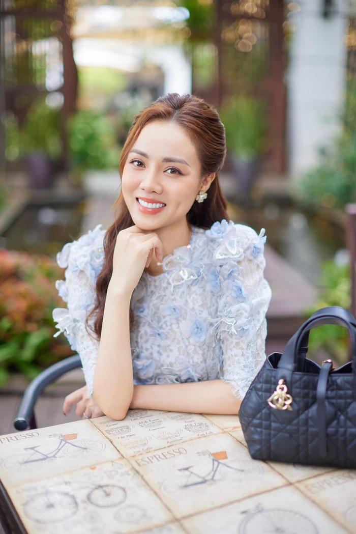 Suốt 3 năm trở thành vợ NSND Công Lý, không chỉ tất bật làm việc để có thu nhập, Ngọc Hà còn đồng hành với chồng trong hành trình điều trị bệnh tật. 