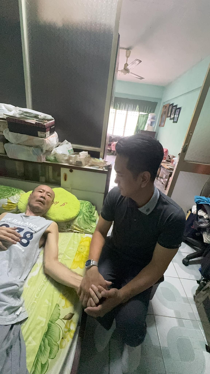uDiễn viên Hùng Thuận đến thăm hỏi, hỗ trợ ca sĩ Tô Thanh Phương.
