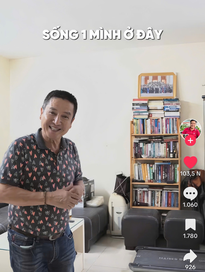 Anh sống 1 mình trong căn nhà gần nơi anh công tác.