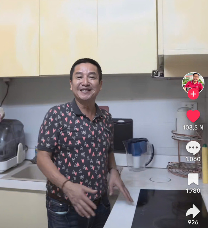 NSƯT Chí Trung chia sẻ không gian căn bếp nhỏ.