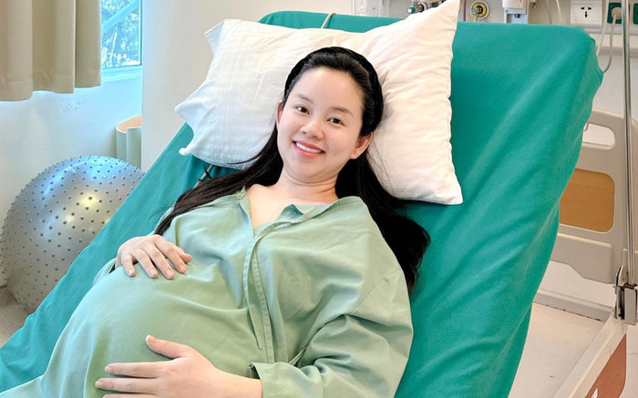 Ly Kute sinh con lần 2, khoảnh khắc bé Khoai Tây bế em gây bão mạng Ảnh 2