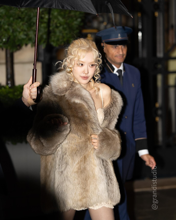 Còn gì để bàn cãi nữa, Rosé đẹp 'đỉnh nóc kịch trần' ở Saint Laurent show ngày 25/9. 