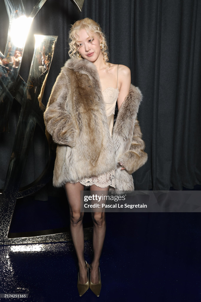 Rosé thể hiện được sự đẳng cấp của một đại sứ toàn cầu Saint Laurent. Người đẹp chiếm trọn spotlight của ống kính quốc tế. 