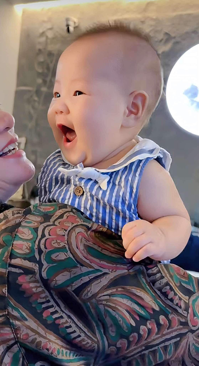 Con gái Phương Oanh cười toe toét, cô bé được nhận xét có nhiều điểm giống mẹ. Ảnh: FBNV