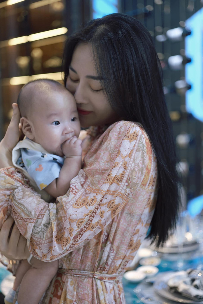 Phương Oanh hạnh phúc ôm con trai Jimmy vào lòng. Nữ diễn viên ngày càng trở nên nghiện con như bao 'mẹ bỉm' khác. Ảnh: FBNV