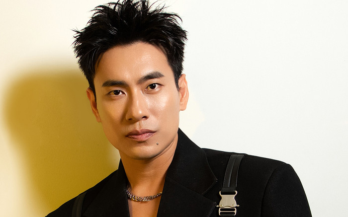 Kiều Minh Tuấn ôm chặt cứng 'vợ' hơn 16 tuổi khi ra mắt gia đình Ảnh 2