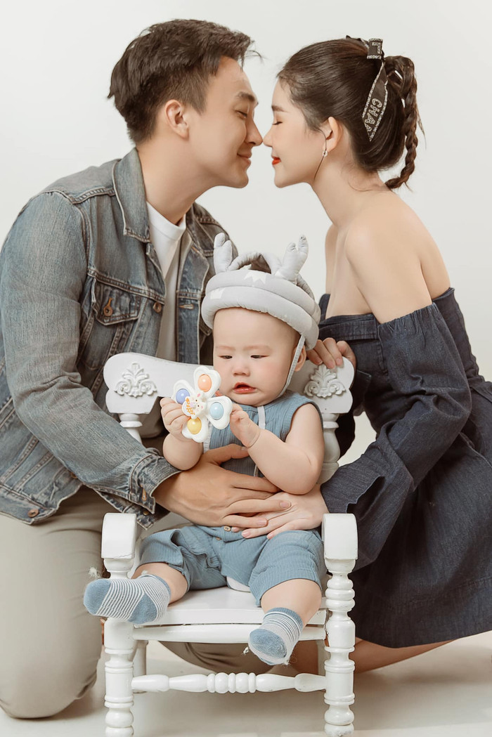 Hành trình chăm con của vợ chồng Lê Âu Ngân Anh có nhiều bỡ ngỡ. Dù vậy, cả hai vẫn tận hưởng khoảnh khắc hạnh phúc, đáng yêu bên con.