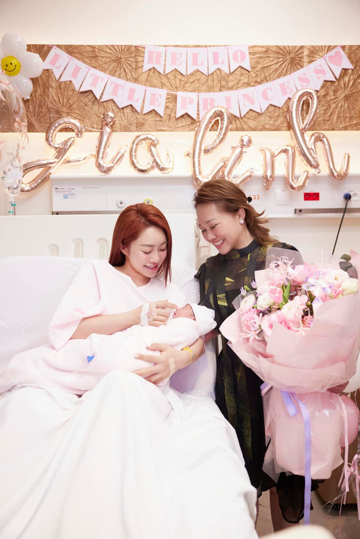 Ngoài Chi Bảo, Lý Thùy Chang được mẹ ruột cận kề trong hành trình vượt cạn. 