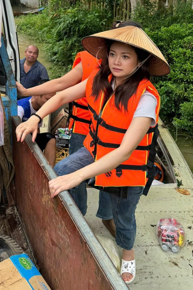 Diễn viên Kiều Anh ở vùng lũ hôm 10/9.