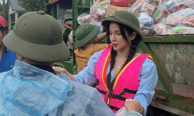 Diệp Lâm Anh thức trắng đêm cùng tình nguyện viên chia từng phần quà.