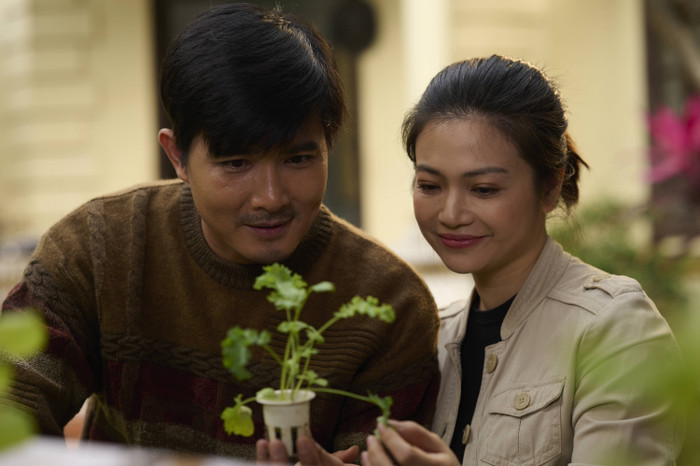 Kiều Anh thể hiện thành công hình tượng người phụ nữ dịu dàng, nhẫn nhịn trong phim Gia đình mình vui bất thình lình. 