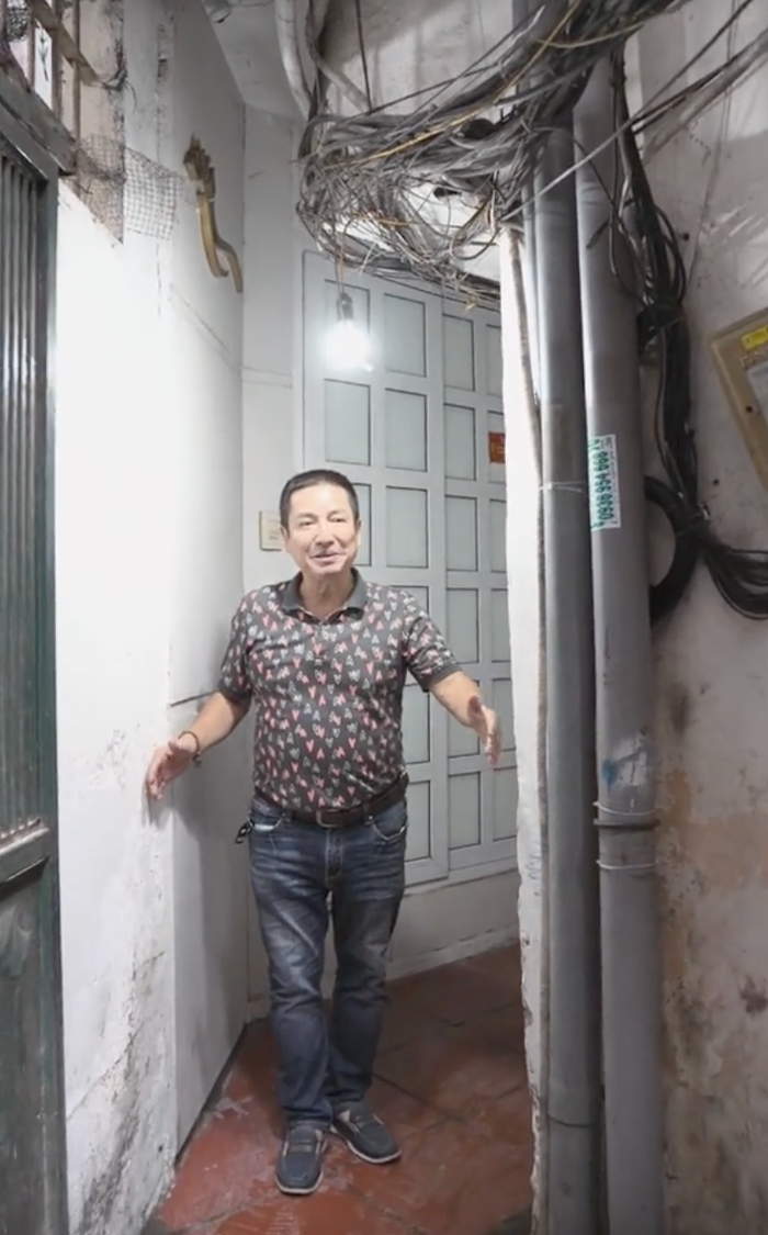 Showbiz 25/9: NSƯT Chí Trung hào hứng khoe con ngõ nhỏ để vào căn nhà tập thể. Ảnh: Chụp màn hình