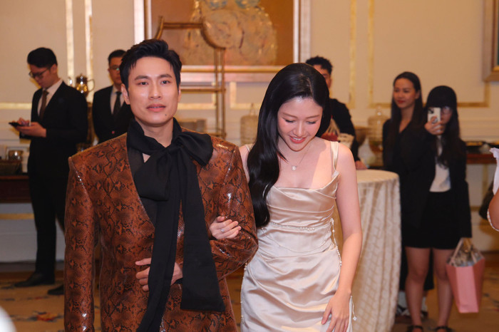 'Bố' Kiều Minh Tuấn đưa 'cô dâu' Uyển Ân vào lễ đường trong ngày trọng đại
