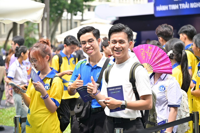 Những sinh viên trải nghiệm tại khuôn viên ra mắt chương trình Vũ trụ đồng tiền.