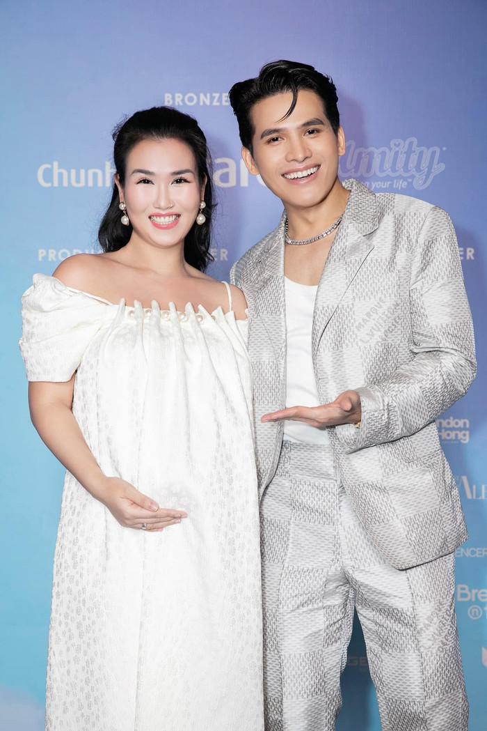 Võ Hạ Trâm trước đó vẫn dành thời gian đi làm việc, cô được đồng nghiệp quan tâm và yêu mến. Ảnh: FBNV