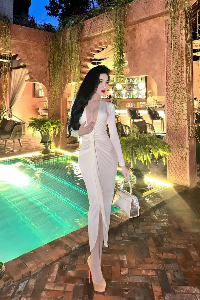 DJ Bé Vi sở hữu vóc dáng thon gọn, thường khoe cuộc sống sung sướng trên trang cá nhân.