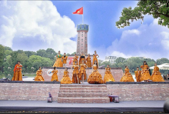 Mùa thu Hà Nội được tái hiện trên sàn diễn thời trang Ảnh 2