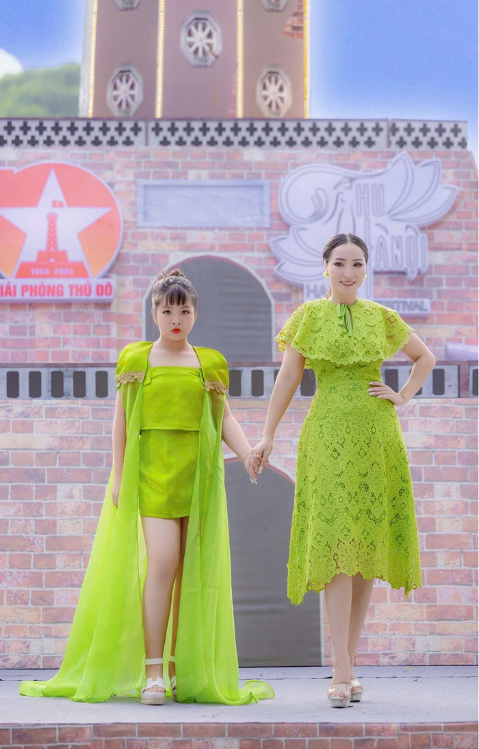 Những trang phục lấy cảm hứng từ mùa thu Hà Nội.