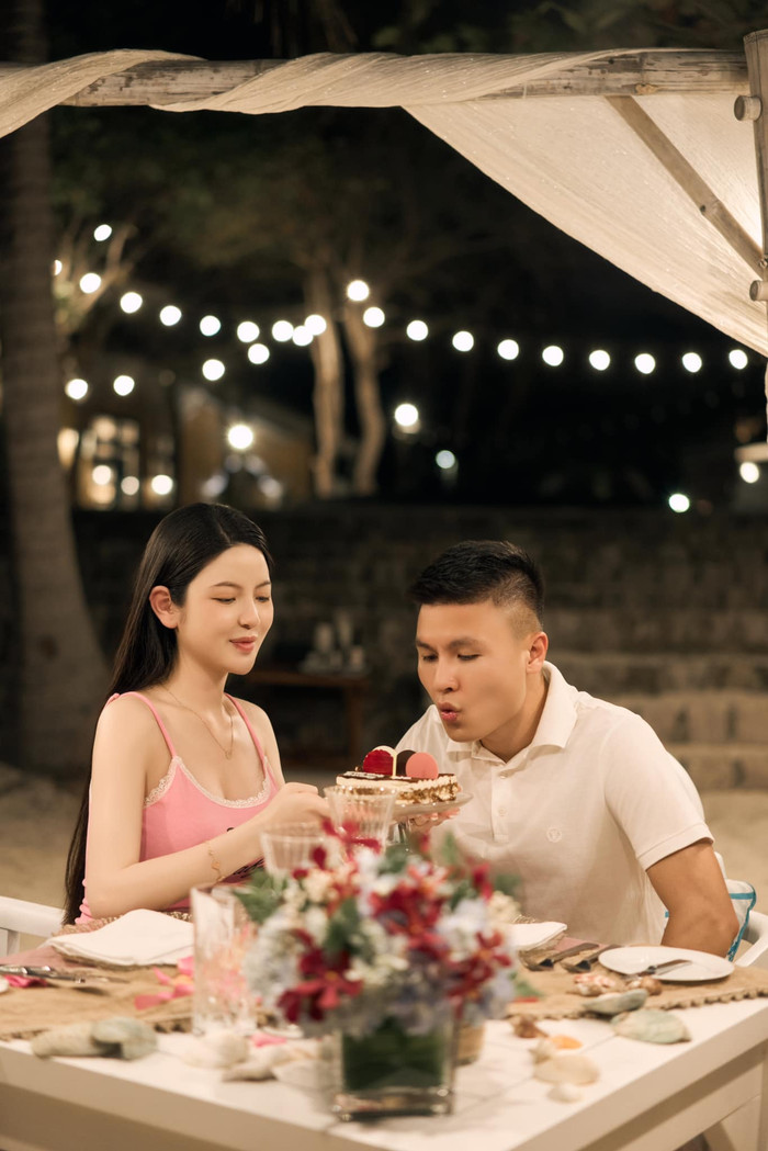 Cặp đôi chăm chỉ phát 'cẩu lương' trên mạng xã hội.