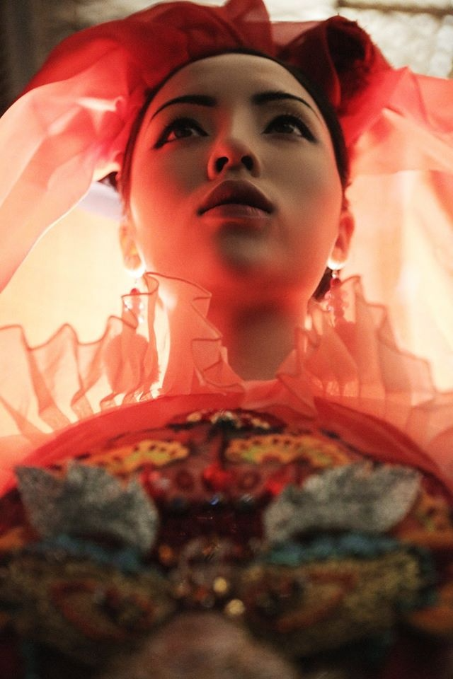 Mũi của Kỳ Duyên lệch rõ khi chụp từ dưới lên. 