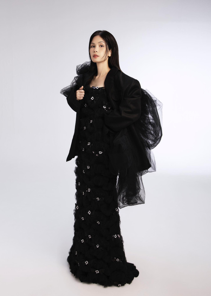 Vợ Duy Mạnh mới thực hiện một bộ ảnh chỉn chu, nhiều khán giả hết lời khen ngợi vẻ đẹp mặn mà của bà xã nam ca sĩ. Ảnh: FBNV