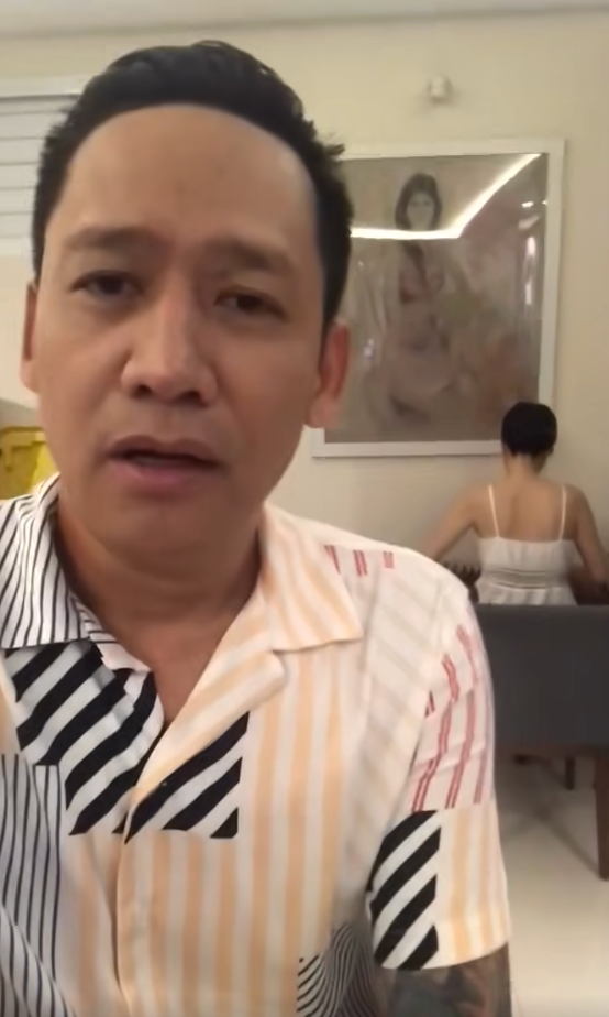 Duy Mạnh vui vẻ hát khi được vợ đệm đàn. Ảnh: Chụp màn hình