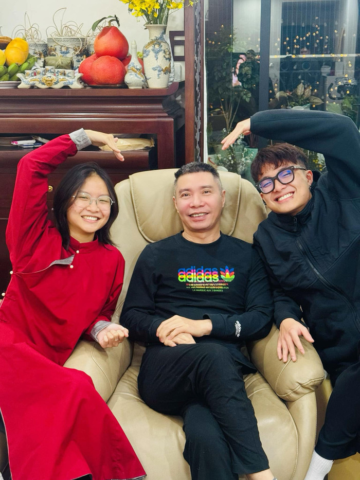 Hai người con của NSND Công Lý thường xuyên dành thời gian đến thăm ba.