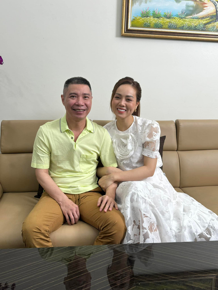 Xuyên suốt hành trình điều trị bệnh tật, NSND Công Lý luôn được vợ trẻ bên cạnh đồng hành, chăm sóc. 