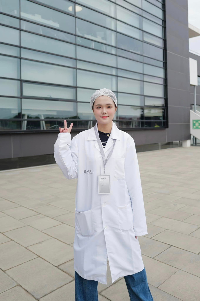 Vợ Duy Mạnh lộ rõ khuôn mặt nhỏ nhắn, vóc dáng mảnh mai dù mặc đồ bảo hộ kín người. Ảnh: FBNV