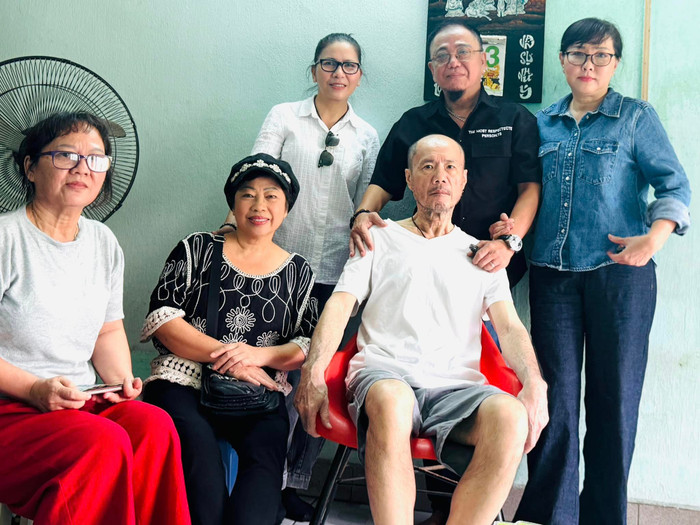 Nhóm của nghệ sĩ Phi Phụng, Phương Dung,... đến thăm ca sĩ Tô Thanh Phương.