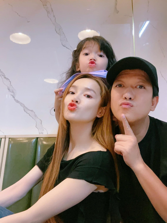 Cô bé Destiny hiếm hoi lộ mặt.