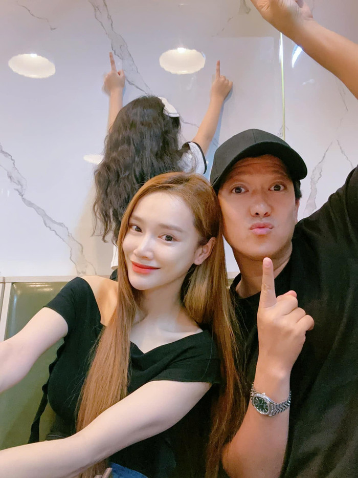 Gia đình Trường Giang - Nhã Phương tạo dáng nhí nhố kỷ niệm 6 năm ngày cưới.