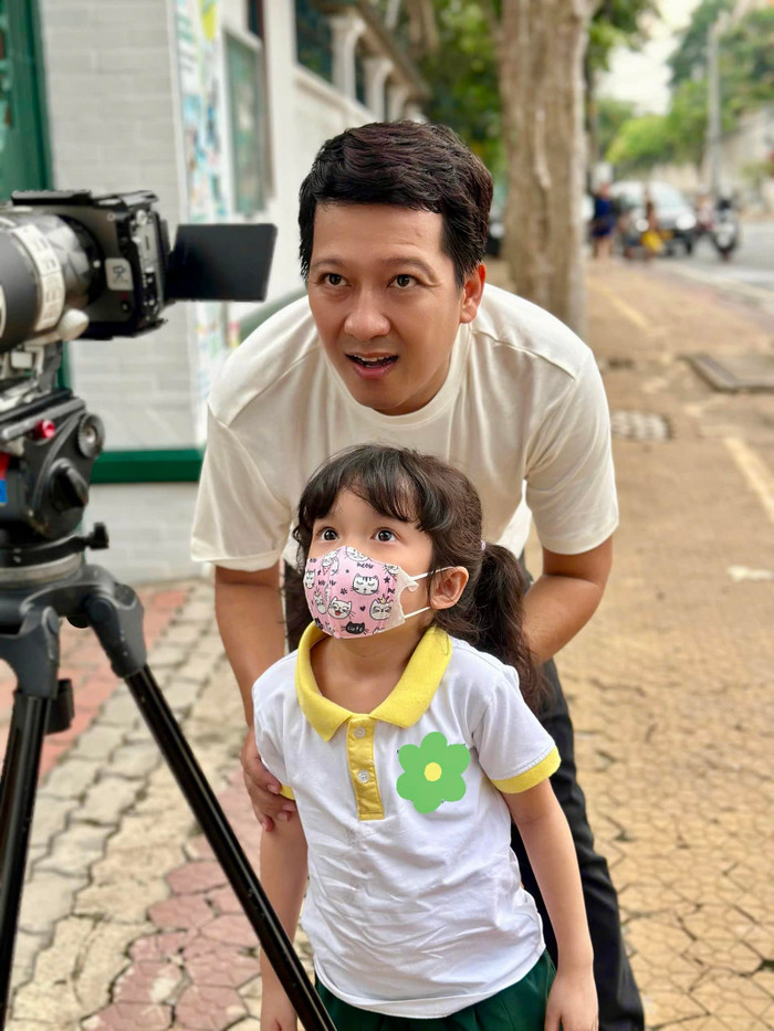 Trường Giang đưa con gái đầu lòng đi làm cùng. 