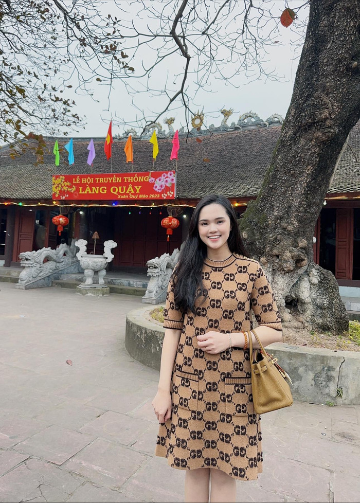 Vợ Duy Mạnh không ngần ngại chi hơn 46 triệu đồng để sở hữu mẫu váy dài mang màu nâu chủ đạo, hoạ tiết monogram của 'nhà mốt' Gucci. Quỳnh Anh phối cùng túi xách dòng birkin có mức giá khủng, ngót nghét hơn nửa tỷ đồng. Sang chảnh là thế nhưng mẫu váy hàng hiệu lại vô tình 'dìm hàng' vợ Duy Mạnh. Với form dáng suôn dài, thiết kế này khiến vóc dáng của Quỳnh Anh trông bị suôn đuột.