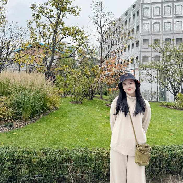 Ở một lần khác, vợ Duy Mạnh diện trang phục theo tông màu beige trơn, không có quá nhiều hoạ tiết. Để tránh đi sự đơn điệu trong tổng thể, Quỳnh Anh phối cùng hai món phụ kiện đến từ 'nhà mốt' Chanel gồm: Balo có mức giá hơn 150 triệu đồng và nón bucket. Đáng nói, màn 'chơi màu' của vợ Duy Mạnh lại thiếu phần 'mát mắt'. Tông màu của hai món phụ kiện khác nhau hoàn toàn, tạo nên sự rời rạc, thiếu tính liên kết. Điều này khiến tổng thể lần xuất hiện này của vợ Duy Mạnh khá rối mắt.