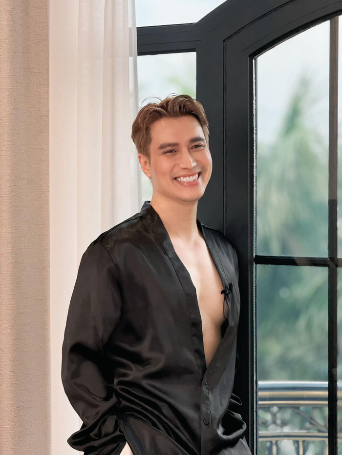 Gần đây, Việt Anh xuất hiện với ngoại hình khác lạ. 