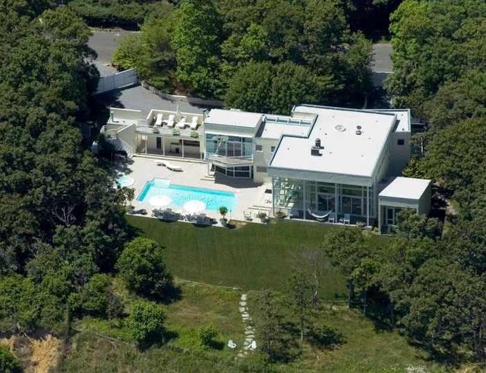 Mọi thứ được bảo vệ nghiêm ngặt, khi cảnh sát đột nhập đã tìm một lượng lớn ma túy đã được tìm thấy tại hang ổ tình dục của Diddy.