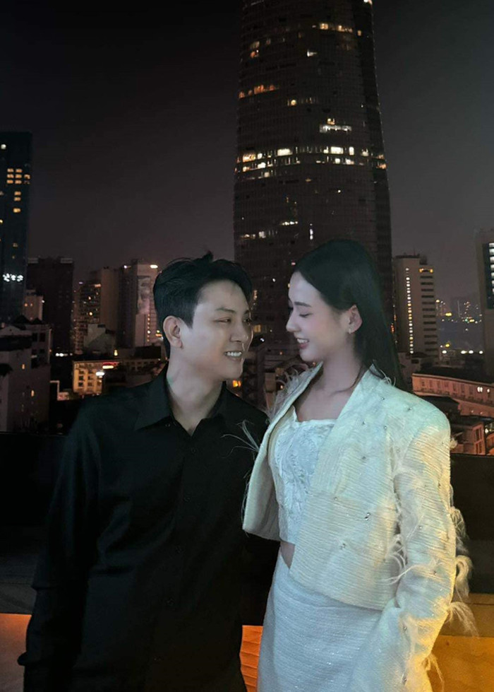 Nam ca sĩ công khai bạn gái kém anh 8 tuổi.