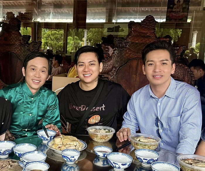 Hoài Lâm đến đền thờ Tổ của Hoài Linh dâng hương hồi năm ngoái. Mối quan hệ giữa Hoài Linh và Hoài Lâm được cho là êm xuôi sau nhiều năm rạn nứt.