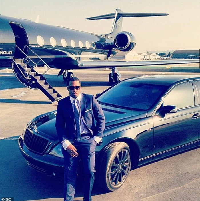 Diddy di chuyển bằng siêu xe và chuyên cơ riêng trong tất cả hoạt động.