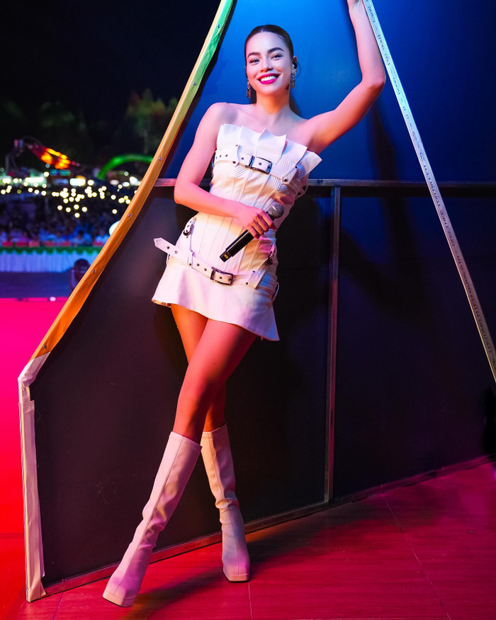 Hồ Ngọc Hà là nghệ sĩ đầu tiên trình diễn ở Miss Cosmo 2024. 