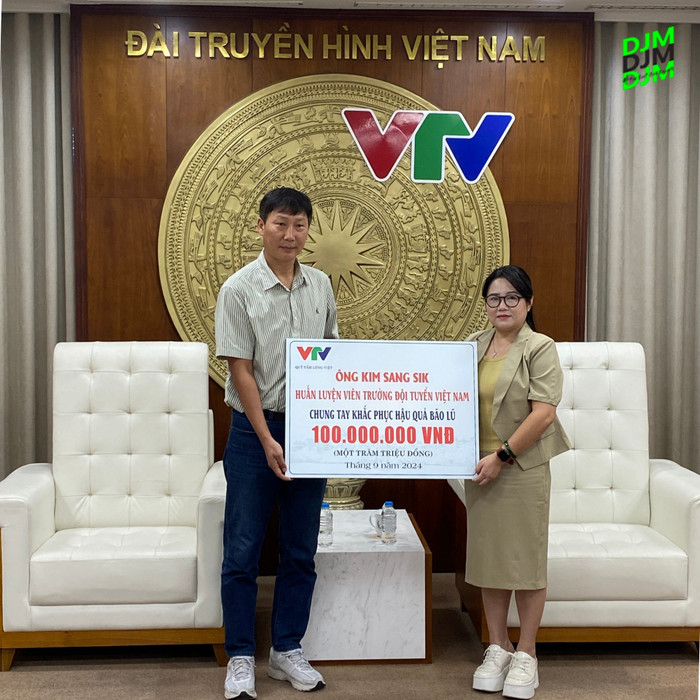 Sau HLV Park Hang Seo, HLV Kim Sang Sik đã ủng hộ số tiền 100 triệu đồng cho bà con vùng lũ. Ảnh: DJM